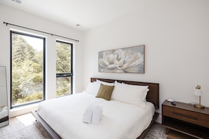 3 bedrooms, iron/ironing board, free WiFi, bed sheets - Turf ROOFTOP + Sleeps Up to 16 If Renting Multiple Units! Unit B (Wilmington)