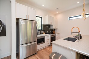 Kühlschrank, Mikrowelle, Ofen, Herdplatte