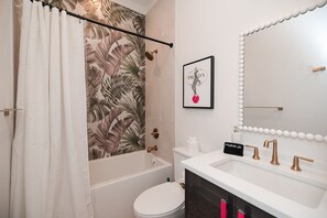 Douche, séchoir à cheveux, serviettes fournies