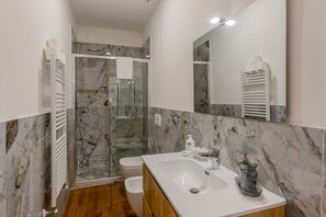 Shower, bidet, towels