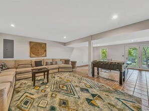 Télévision, cheminée, baby-foot, table de tennis de table