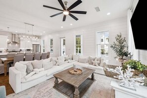 Smart-TV, Tischtennisplatte, Bücher