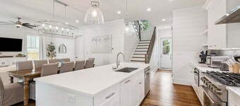 Sleeps 18! Private Pool, Hot Tub, LSV/Golf Cart, 2 Living Rooms, & Pet Friendly!