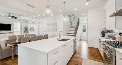 Sleeps 18! Private Pool, Hot Tub, LSV/Golf Cart, 2 Living Rooms, & Pet Friendly!