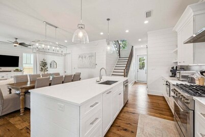 Sleeps 18! Private Pool, Hot Tub, LSV/Golf Cart, Bikes, & Pet Friendly!