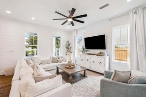 Smart-TV, Tischtennisplatte, Bücher