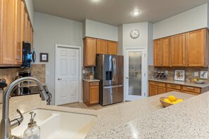Fridge, microwave, oven, stovetop - Golden Golf & Mt VIEWS, Golfers/Hikers Paradise, Comm Htd Salt POOL & Spa (Gold Canyon)