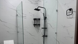 Shower, hair dryer, slippers, towels - OQSHOM PLAZA HOTEL (Qarshi)