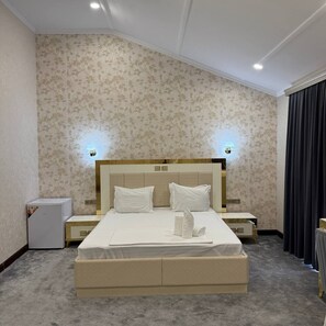 In-room safe, desk, laptop workspace, iron/ironing board - OQSHOM PLAZA HOTEL (Qarshi)