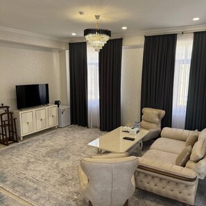 Caja de seguridad en la habitación y escritorio 