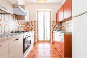 Réfrigérateur, four, plaque de cuisson, cafetière/bouilloire