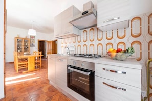 Kühlschrank, Ofen, Herdplatte, Kochgeschirr/Geschirr/Besteck