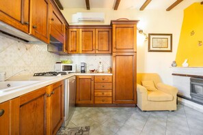 Kühlschrank, Mikrowelle, Herdplatte, Geschirrspüler