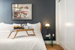 2 habitaciones, tabla de planchar con plancha y cuna de viaje