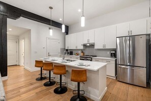 Fridge, microwave, oven, stovetop - The Saddlery-Headliner-Steps to Broadway! Best loc (Nashville)