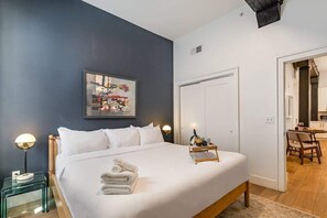 2 bedrooms, iron/ironing board, travel cot, free WiFi - The Saddlery-Headliner-Steps to Broadway! Best loc (Nashville)