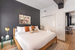 2 Schlafzimmer, Schreibtisch, Bügeleisen/Bügelbrett, Reisekinderbett