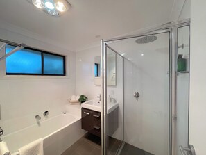 Haartrockner, Handtücher, Seife, Toilettenpapier