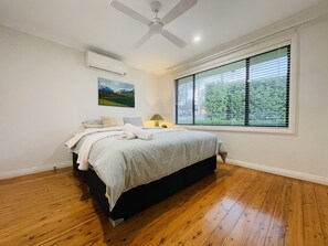 3 bedrooms, iron/ironing board, WiFi, bed sheets