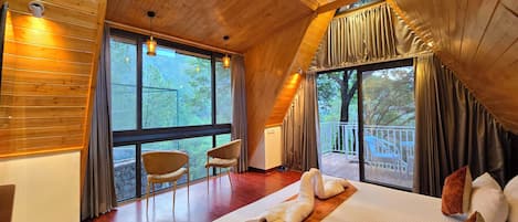 Habitación Elite | Espacio para trabajar con laptop y tabla de planchar con plancha