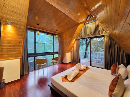 Espacio para trabajar con laptop y tabla de planchar con plancha