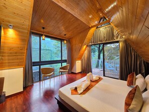 Habitación Elite | Espacio para trabajar con un portátil y tabla de planchar con plancha