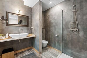 Hårføner, badekåper, tøfler og håndklær