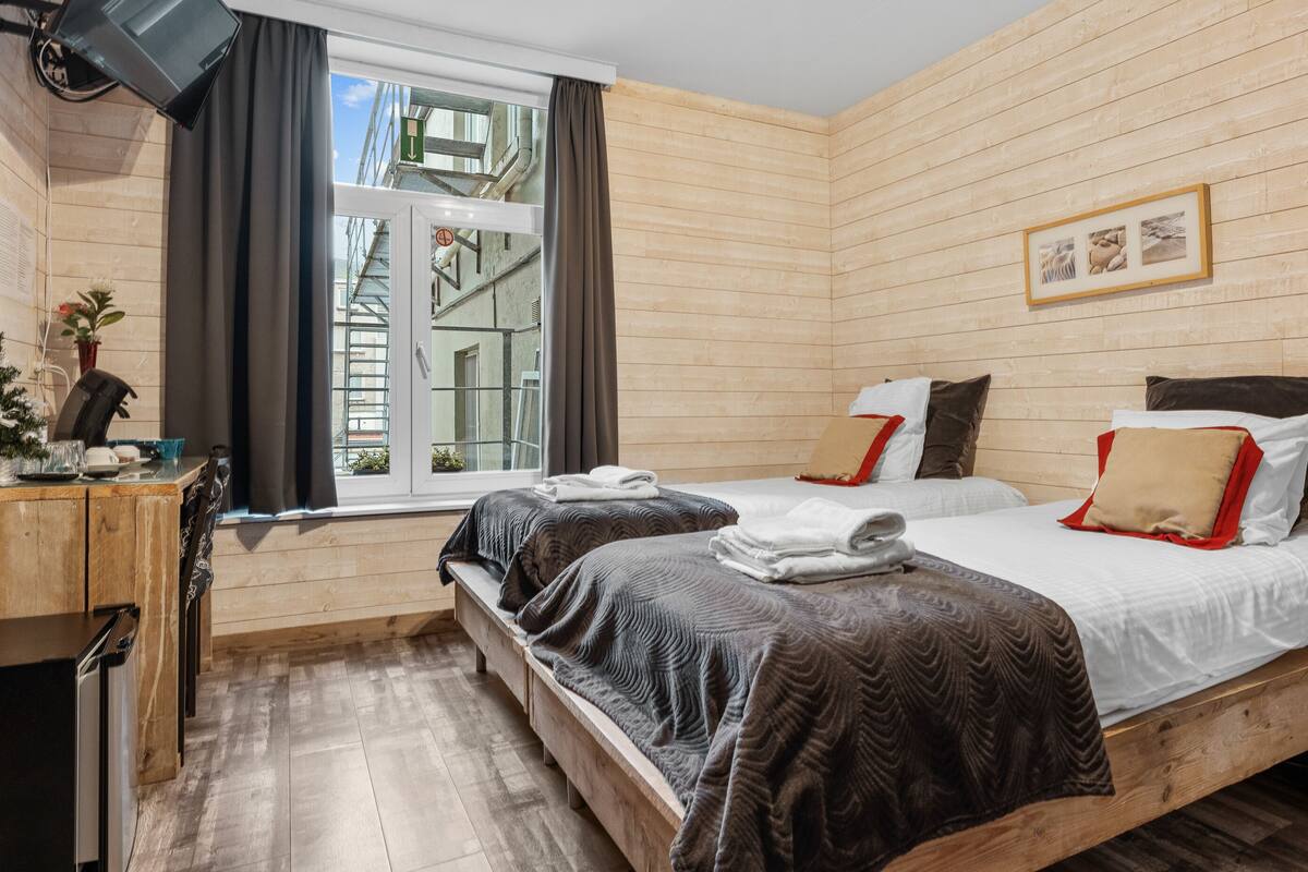 Habitación Deluxe doble, vistas al jardín | Edredones de plumas, escritorio, wifi gratis