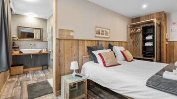 1 bedroom, down comforters, desk, free WiFi