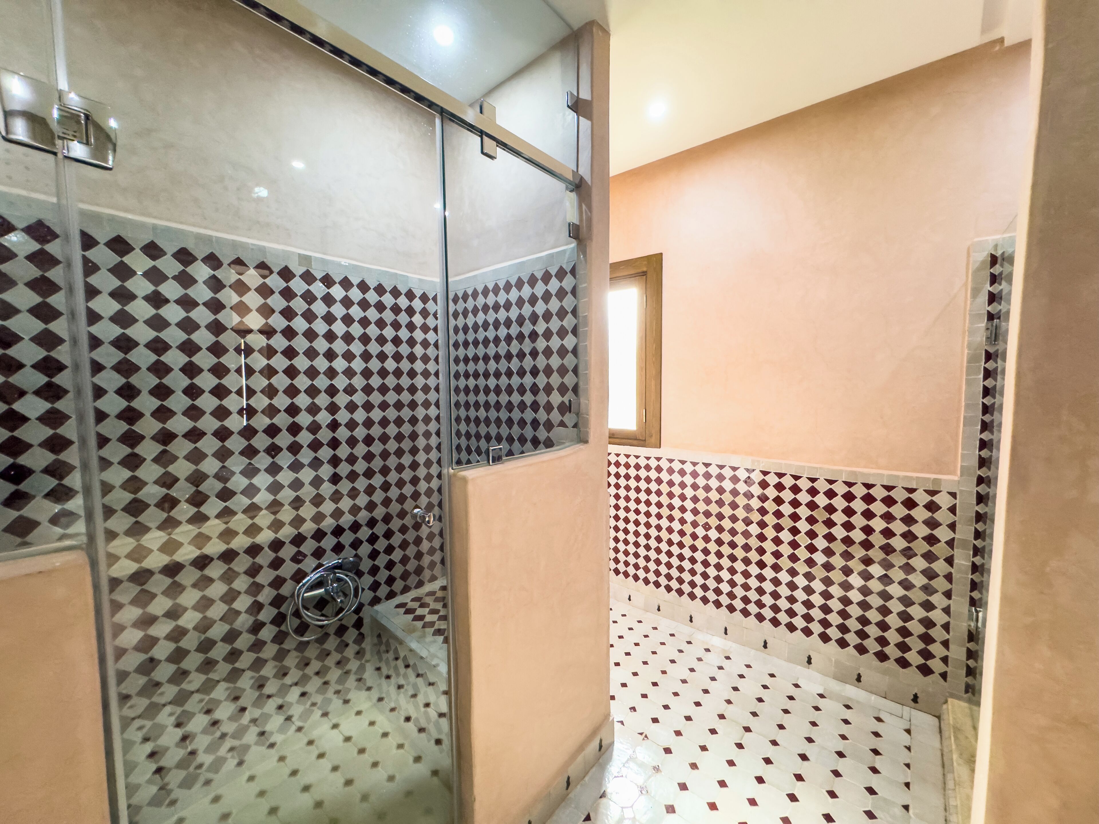 Suite Supérieure, vue cour intérieure | Salle de bain | Peignoirs