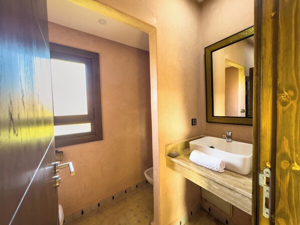 A bathroom with a window, a sink, and a mirror. - Riad Tonaroz (Marrakech)