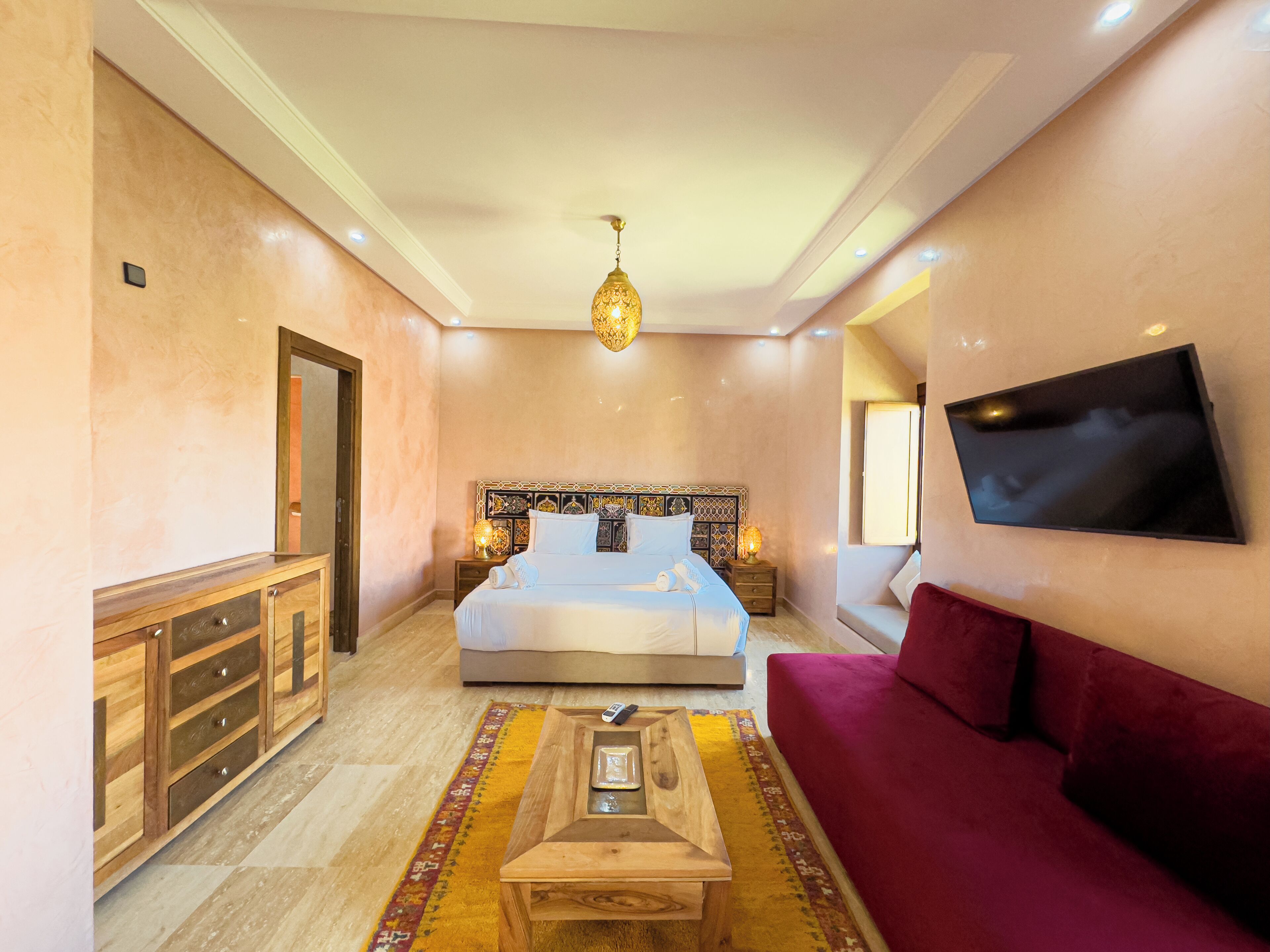 Caja de seguridad en la habitación y tabla de planchar con plancha 