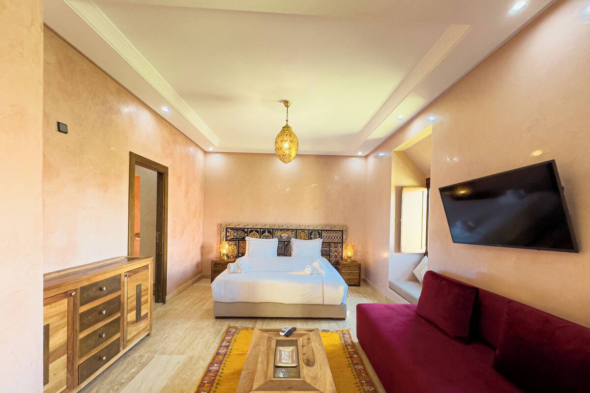 Deluxe Suite, Garden View | In-room safe, iron/ironing board, free WiFi