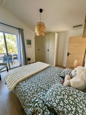 4 quartos, escrivaninha, ferros/tábuas de passar roupa, Wi-Fi