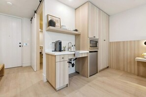 Kühlschrank, Mikrowelle, Wasserkocher mit Kaffee-/Teezubehör, Hochstuhl