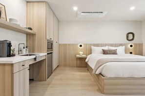 Iron/ironing board, travel crib, WiFi, bed sheets - Casa Riviera 1 - Boutique Suites (Santa Barbara)