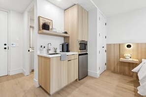 ثلاجة، ميكروويف، ماكينة لصنع القهوة/الشاي، كرسي للأطفال