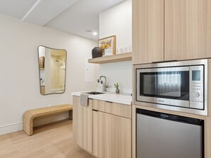 冰箱、微波炉、茶具/咖啡用具、高脚椅