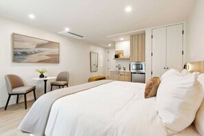 Iron/ironing board, travel cot, WiFi, bed sheets - Casa Riviera 4 - Boutique Suites (Santa Barbara)
