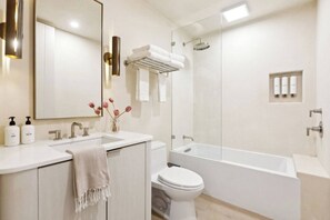 Hair dryer, towels - Casa Riviera 4 - Boutique Suites (Santa Barbara)