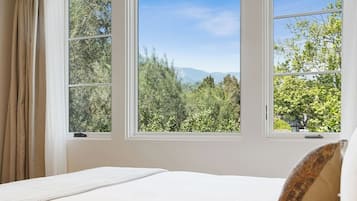 Iron/ironing board, travel crib, WiFi, bed sheets