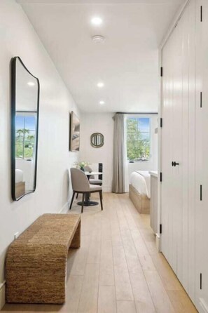 Iron/ironing board, travel crib, WiFi, bed sheets - Casa Riviera 8 - Boutique Suites (Santa Barbara)