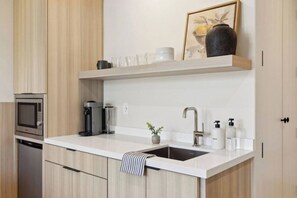 Fridge, microwave, coffee/tea maker, highchair - Casa Riviera 8 - Boutique Suites (Santa Barbara)