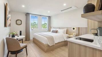 Tabla de planchar con plancha, cuna de viaje, wifi y ropa de cama