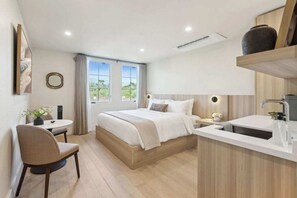 Iron/ironing board, travel crib, WiFi, bed sheets - Casa Riviera 8 - Boutique Suites (Santa Barbara)