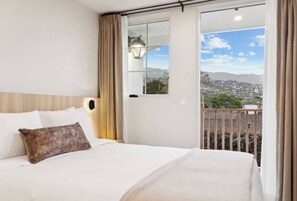 2 bedrooms, iron/ironing board, travel crib, WiFi - Casa Riviera 11 - Boutique Apartment (Santa Barbara)