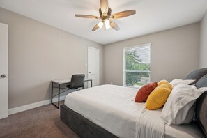 2 Schlafzimmer, Schreibtisch, Bügeleisen/Bügelbrett, kostenloses WLAN