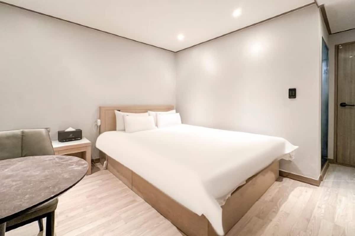 1 bedroom, desk, laptop workspace, free WiFi
