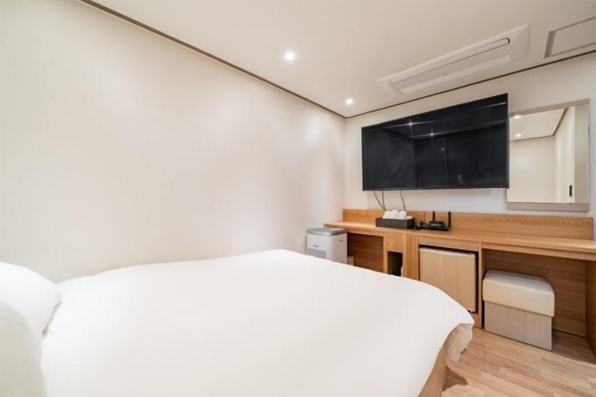 Desk, laptop workspace, free WiFi
