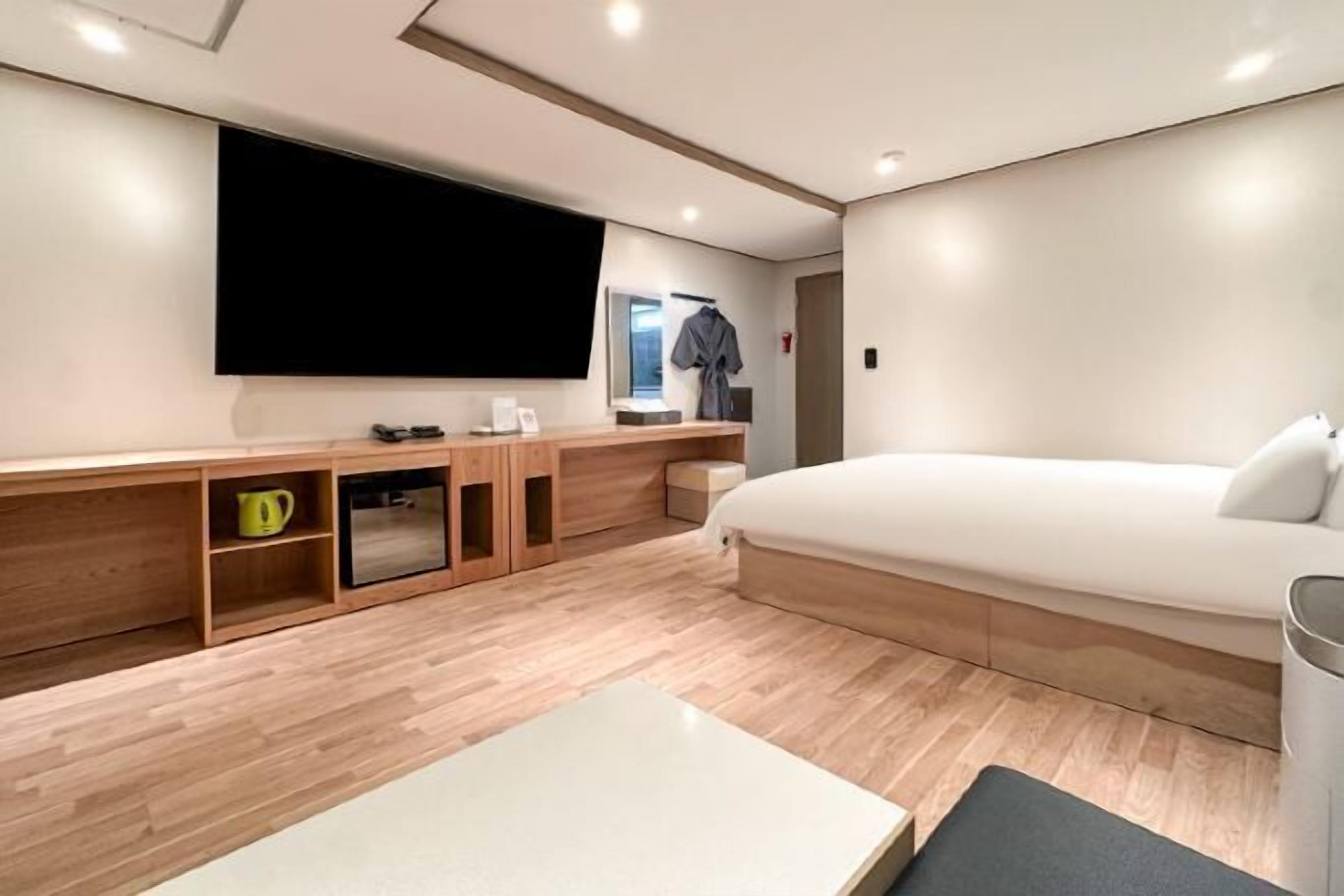 Schreibtisch, laptopgeeigneter Arbeitsplatz, kostenloses WLAN